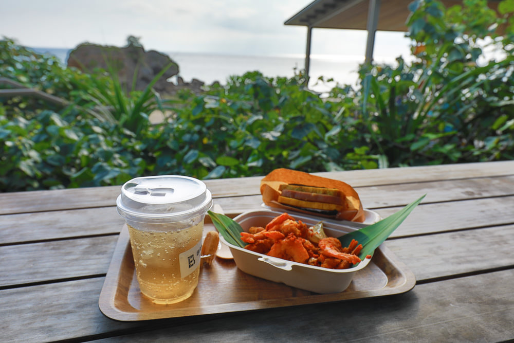 沖繩讀谷｜星野咖啡廳Banta Cafe。沖繩絕美海景咖啡廳、座落私密沙灘小海灣旁的石崖上、沖繩中部最佳海景咖啡廳