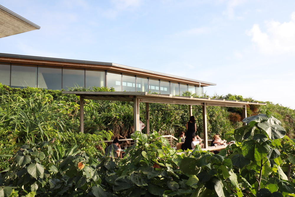 沖繩讀谷｜星野咖啡廳Banta Cafe。沖繩絕美海景咖啡廳、座落私密沙灘小海灣旁的石崖上、沖繩中部最佳海景咖啡廳