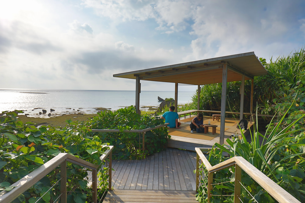 沖繩讀谷｜星野咖啡廳Banta Cafe。沖繩絕美海景咖啡廳、座落私密沙灘小海灣旁的石崖上、沖繩中部最佳海景咖啡廳