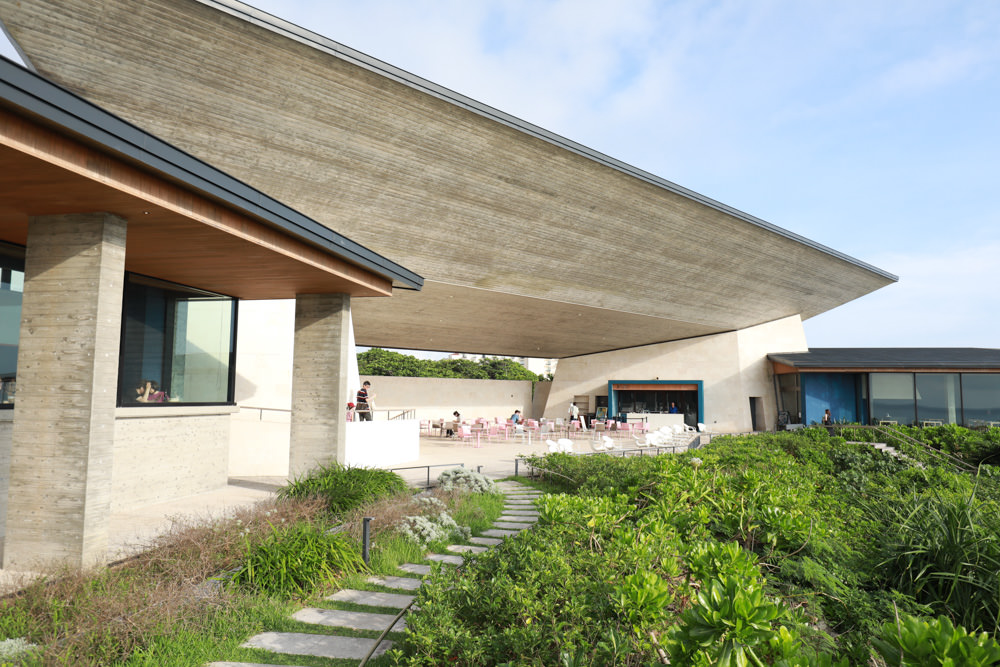 沖繩讀谷｜星野咖啡廳Banta Cafe。沖繩絕美海景咖啡廳、座落私密沙灘小海灣旁的石崖上、沖繩中部最佳海景咖啡廳