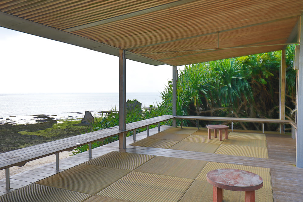 沖繩讀谷｜星野咖啡廳Banta Cafe。沖繩絕美海景咖啡廳、座落私密沙灘小海灣旁的石崖上、沖繩中部最佳海景咖啡廳