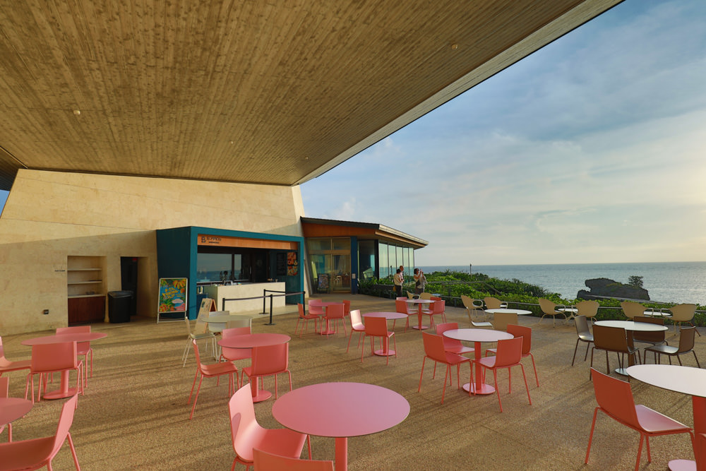 沖繩讀谷｜星野咖啡廳Banta Cafe。沖繩絕美海景咖啡廳、座落私密沙灘小海灣旁的石崖上、沖繩中部最佳海景咖啡廳
