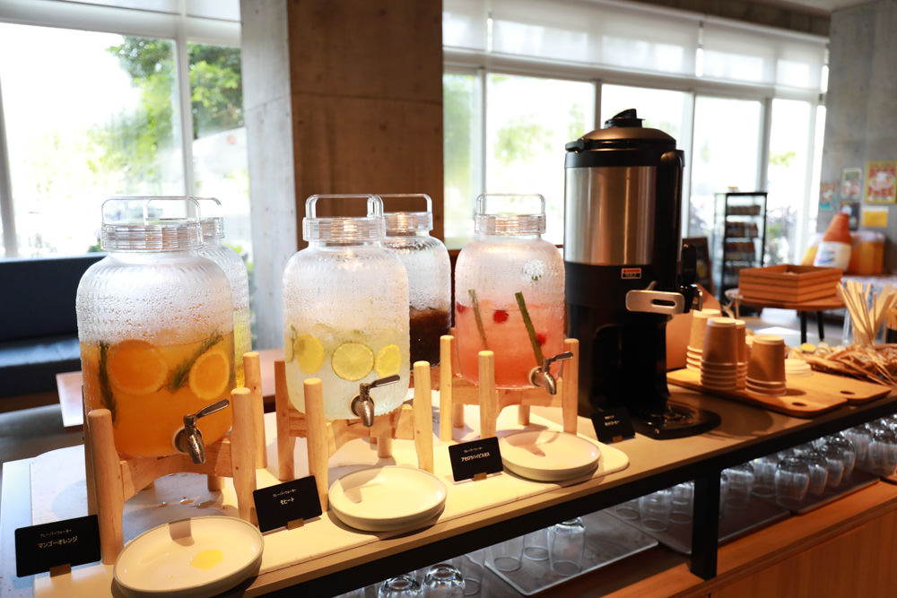 沖繩新飯店｜星野集團 BEB5 沖繩瀨良垣 Hoshino Resorts BEB5 Okinawa Seragaki。無邊際游泳池、青年公寓式旅館、房間內有小廚房