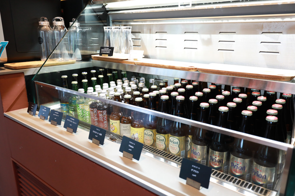 沖繩新飯店｜星野集團 BEB5 沖繩瀨良垣 Hoshino Resorts BEB5 Okinawa Seragaki。無邊際游泳池、青年公寓式旅館、房間內有小廚房