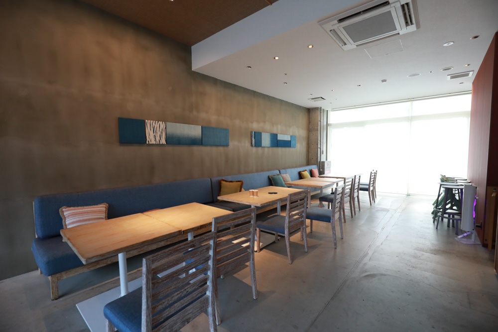 沖繩新飯店｜星野集團 BEB5 沖繩瀨良垣 Hoshino Resorts BEB5 Okinawa Seragaki。無邊際游泳池、青年公寓式旅館、房間內有小廚房