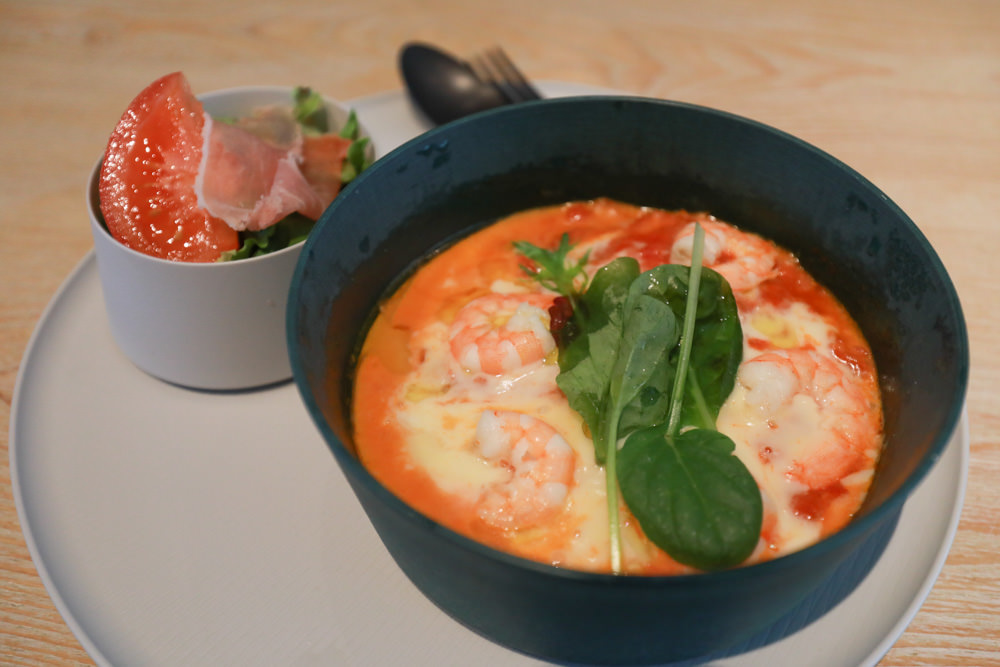 沖繩新飯店｜星野集團 BEB5 沖繩瀨良垣 Hoshino Resorts BEB5 Okinawa Seragaki。無邊際游泳池、青年公寓式旅館、房間內有小廚房