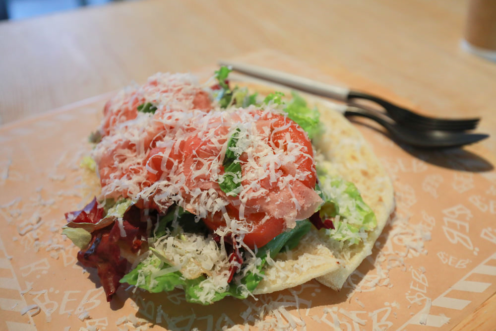 沖繩新飯店｜星野集團 BEB5 沖繩瀨良垣 Hoshino Resorts BEB5 Okinawa Seragaki。無邊際游泳池、青年公寓式旅館、房間內有小廚房