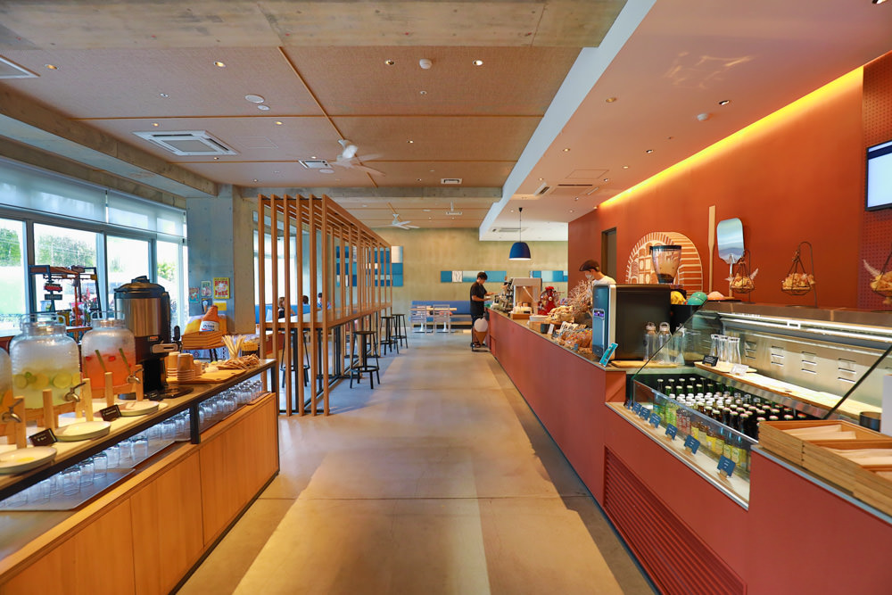 沖繩新飯店｜星野集團 BEB5 沖繩瀨良垣 Hoshino Resorts BEB5 Okinawa Seragaki。無邊際游泳池、青年公寓式旅館、房間內有小廚房