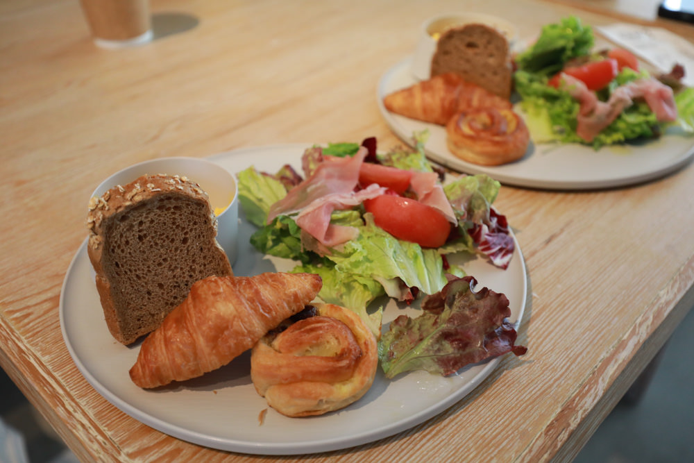 沖繩新飯店｜星野集團 BEB5 沖繩瀨良垣 Hoshino Resorts BEB5 Okinawa Seragaki。無邊際游泳池、青年公寓式旅館、房間內有小廚房