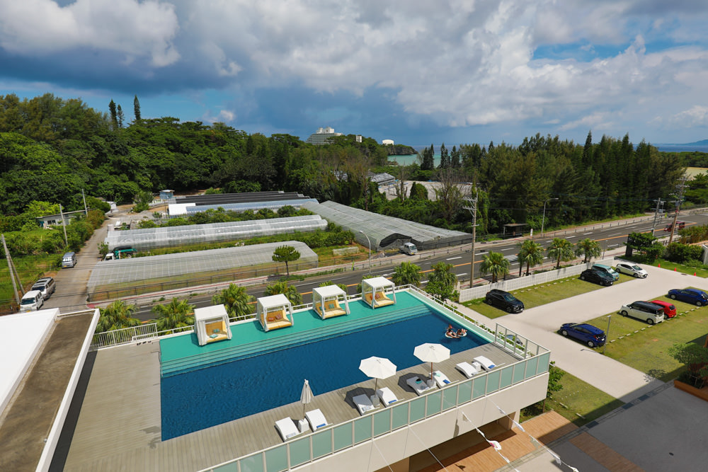 沖繩新飯店｜星野集團 BEB5 沖繩瀨良垣 Hoshino Resorts BEB5 Okinawa Seragaki。無邊際游泳池、青年公寓式旅館、房間內有小廚房