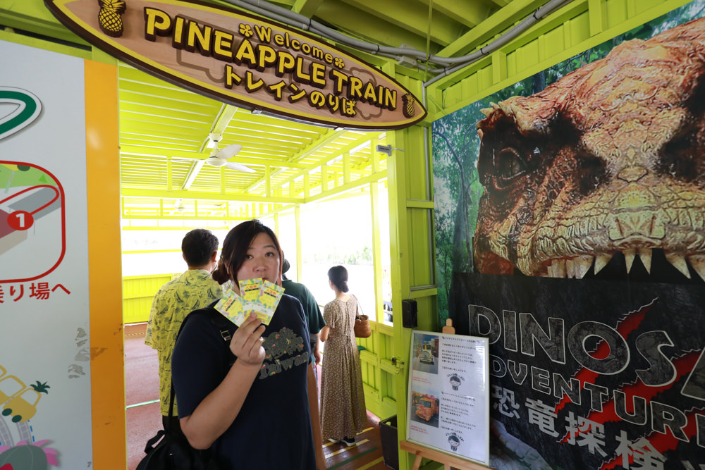 沖繩北部親子景點｜名護鳳梨園、全新推出恐龍冒險之旅 。可愛吸睛自動駕駛鳳梨號導覽車、雨天備案
