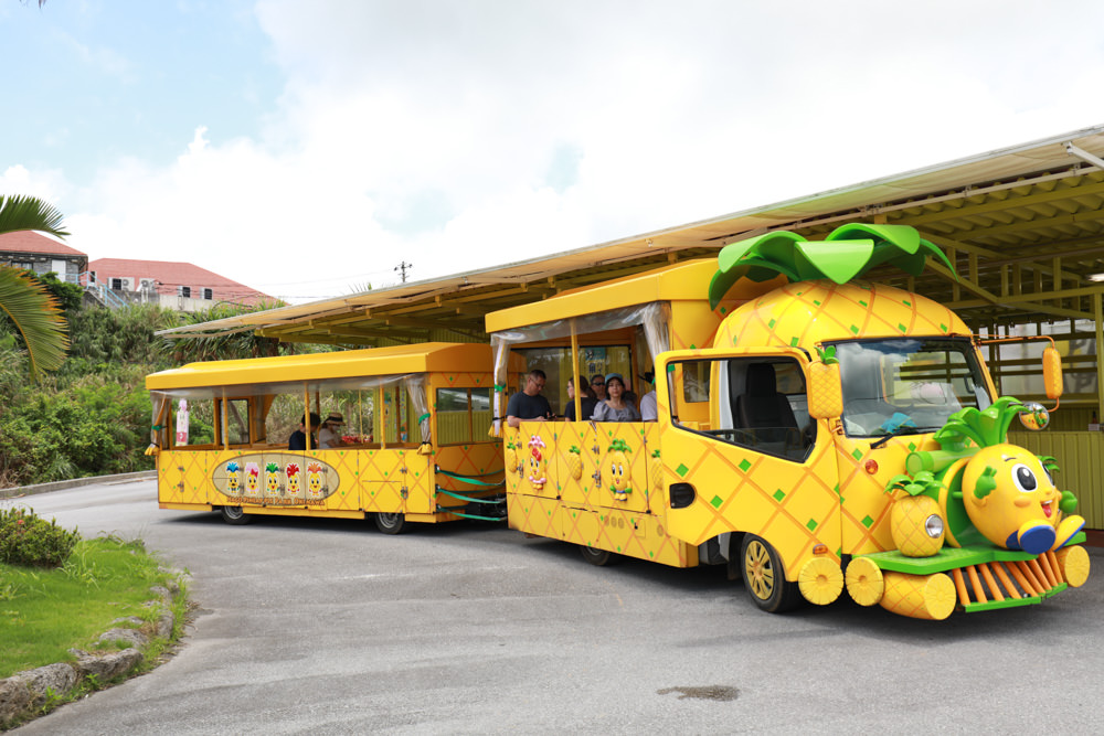 沖繩北部親子景點｜名護鳳梨園、全新推出恐龍冒險之旅 。可愛吸睛自動駕駛鳳梨號導覽車、雨天備案
