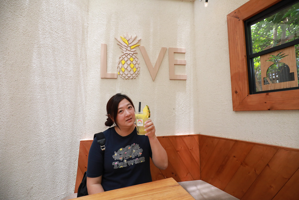 沖繩北部親子景點｜名護鳳梨園、全新推出恐龍冒險之旅 。可愛吸睛自動駕駛鳳梨號導覽車、雨天備案