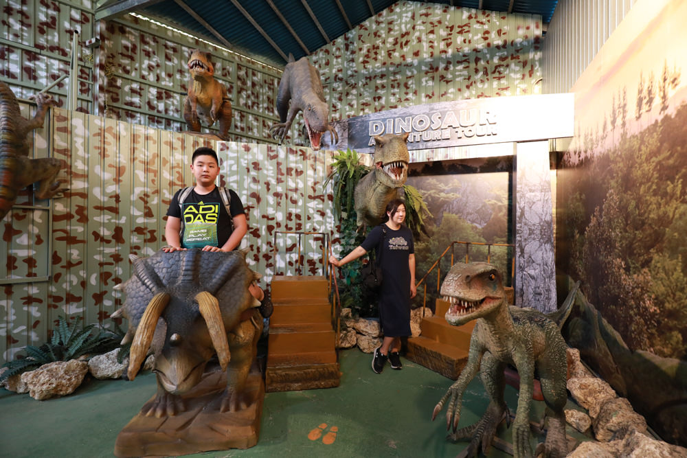 沖繩北部親子景點｜名護鳳梨園、全新推出恐龍冒險之旅 。可愛吸睛自動駕駛鳳梨號導覽車、雨天備案