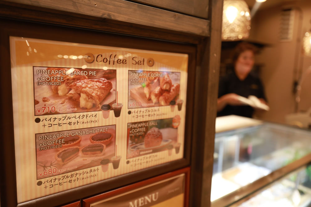 沖繩北部親子景點｜名護鳳梨園、全新推出恐龍冒險之旅 。可愛吸睛自動駕駛鳳梨號導覽車、雨天備案