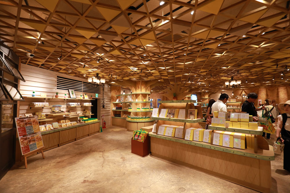 沖繩北部親子景點｜名護鳳梨園、全新推出恐龍冒險之旅 。可愛吸睛自動駕駛鳳梨號導覽車、雨天備案