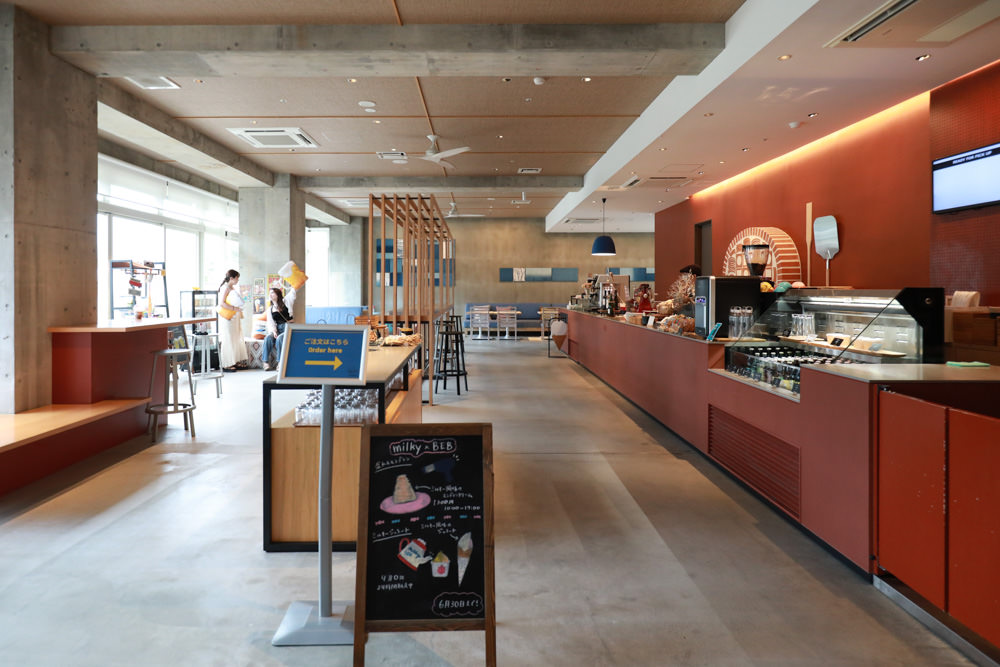 沖繩新飯店｜星野集團 BEB5 沖繩瀨良垣 Hoshino Resorts BEB5 Okinawa Seragaki。無邊際游泳池、青年公寓式旅館、房間內有小廚房