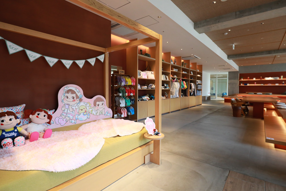 沖繩新飯店｜星野集團 BEB5 沖繩瀨良垣 Hoshino Resorts BEB5 Okinawa Seragaki。無邊際游泳池、青年公寓式旅館、房間內有小廚房