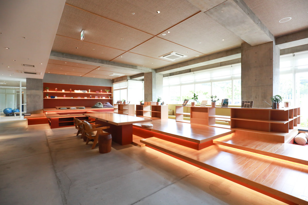 沖繩新飯店｜星野集團 BEB5 沖繩瀨良垣 Hoshino Resorts BEB5 Okinawa Seragaki。無邊際游泳池、青年公寓式旅館、房間內有小廚房