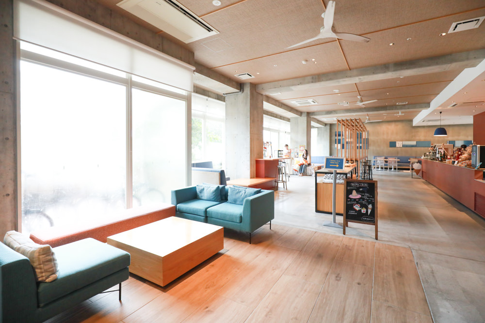 沖繩新飯店｜星野集團 BEB5 沖繩瀨良垣 Hoshino Resorts BEB5 Okinawa Seragaki。無邊際游泳池、青年公寓式旅館、房間內有小廚房