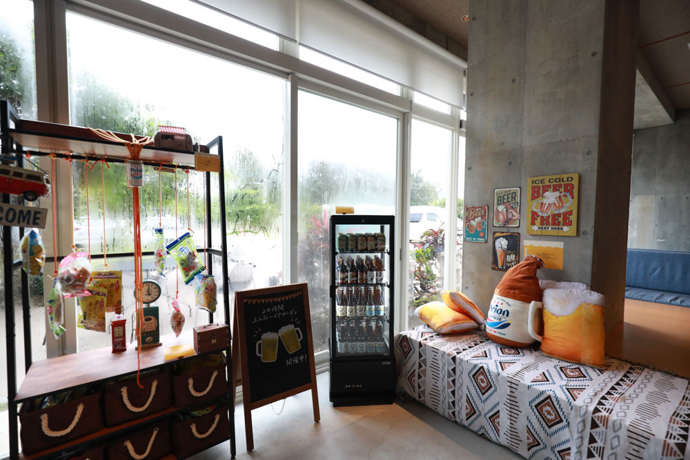 沖繩新飯店｜星野集團 BEB5 沖繩瀨良垣 Hoshino Resorts BEB5 Okinawa Seragaki。無邊際游泳池、青年公寓式旅館、房間內有小廚房