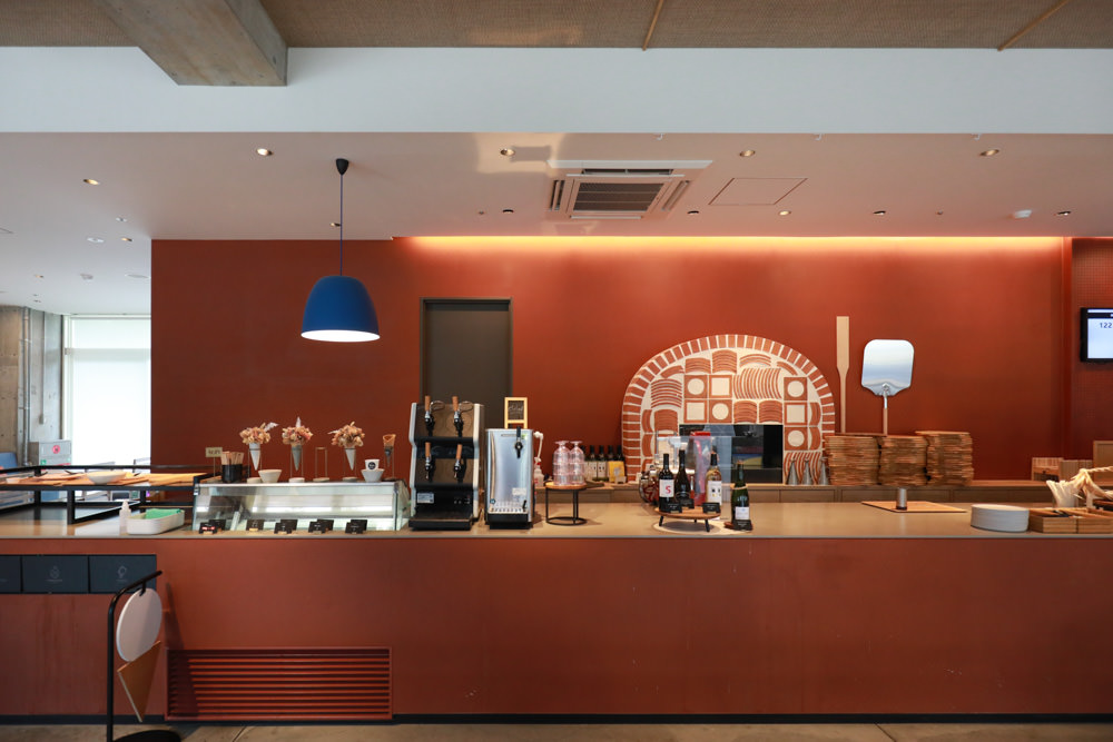 沖繩新飯店｜星野集團 BEB5 沖繩瀨良垣 Hoshino Resorts BEB5 Okinawa Seragaki。無邊際游泳池、青年公寓式旅館、房間內有小廚房