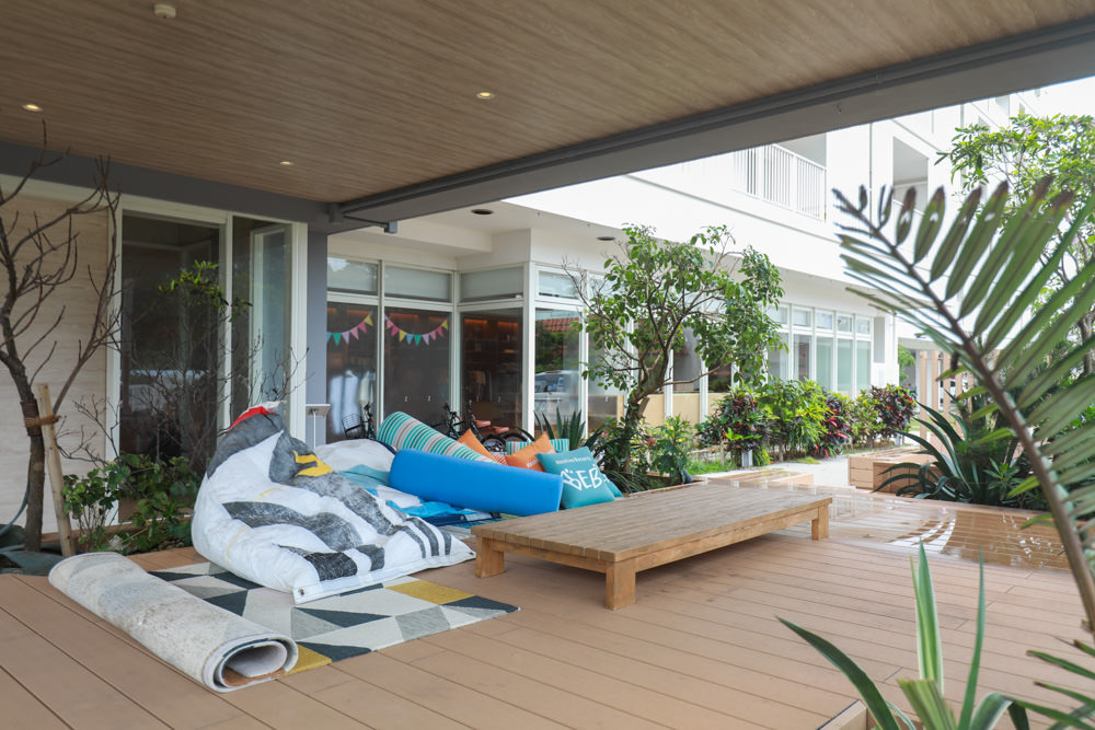 沖繩新飯店｜星野集團 BEB5 沖繩瀨良垣 Hoshino Resorts BEB5 Okinawa Seragaki。無邊際游泳池、青年公寓式旅館、房間內有小廚房