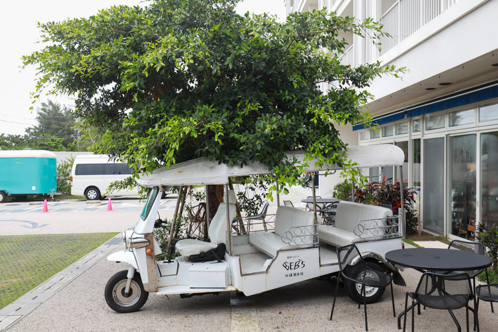 沖繩新飯店｜星野集團 BEB5 沖繩瀨良垣 Hoshino Resorts BEB5 Okinawa Seragaki。無邊際游泳池、青年公寓式旅館、房間內有小廚房