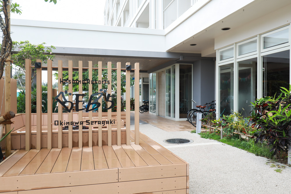 沖繩新飯店｜星野集團 BEB5 沖繩瀨良垣 Hoshino Resorts BEB5 Okinawa Seragaki。無邊際游泳池、青年公寓式旅館、房間內有小廚房