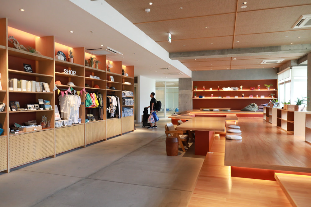 沖繩新飯店｜星野集團 BEB5 沖繩瀨良垣 Hoshino Resorts BEB5 Okinawa Seragaki。無邊際游泳池、青年公寓式旅館、房間內有小廚房