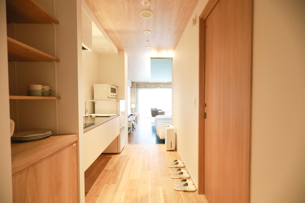 沖繩新飯店｜星野集團 BEB5 沖繩瀨良垣 Hoshino Resorts BEB5 Okinawa Seragaki。無邊際游泳池、青年公寓式旅館、房間內有小廚房