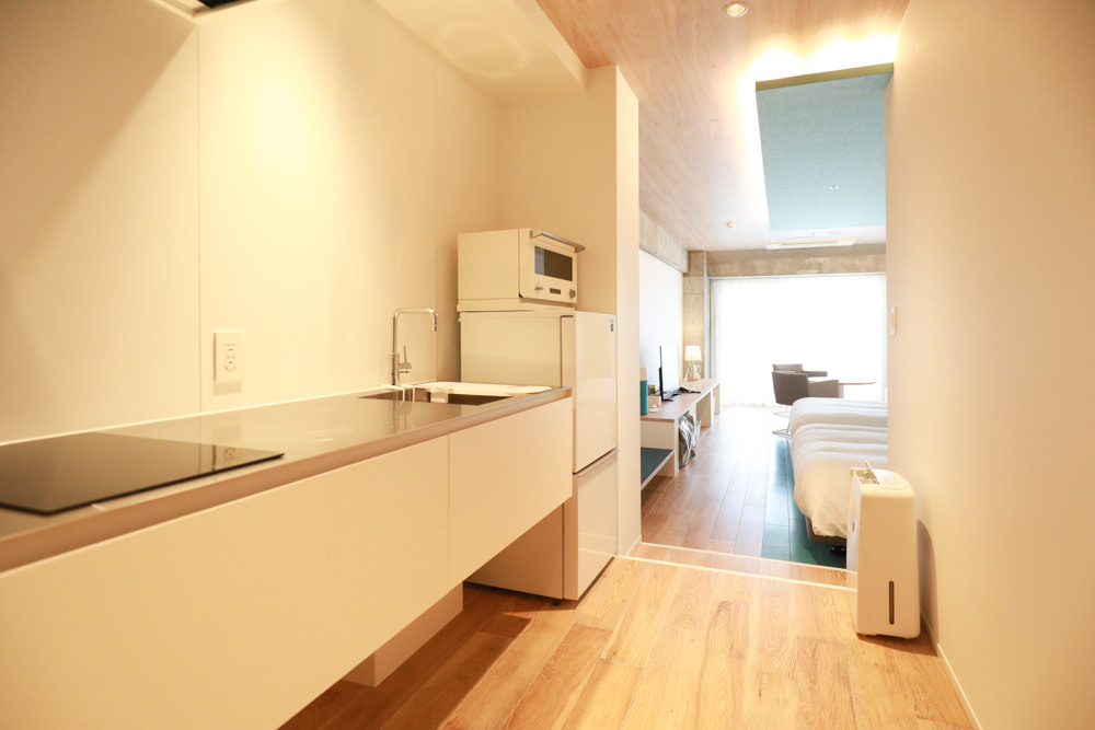 沖繩新飯店｜星野集團 BEB5 沖繩瀨良垣 Hoshino Resorts BEB5 Okinawa Seragaki。無邊際游泳池、青年公寓式旅館、房間內有小廚房