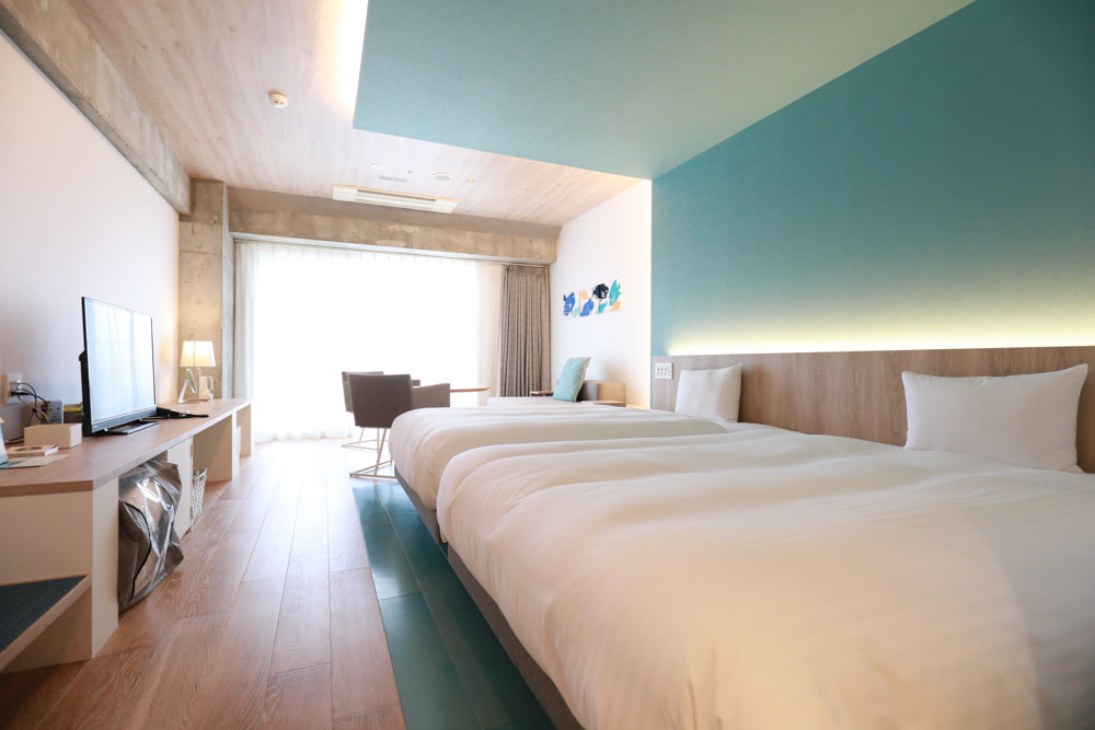 沖繩新飯店｜星野集團 BEB5 沖繩瀨良垣 Hoshino Resorts BEB5 Okinawa Seragaki。無邊際游泳池、青年公寓式旅館、房間內有小廚房