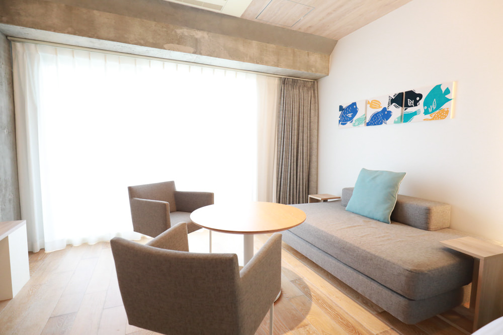 沖繩新飯店｜星野集團 BEB5 沖繩瀨良垣 Hoshino Resorts BEB5 Okinawa Seragaki。無邊際游泳池、青年公寓式旅館、房間內有小廚房