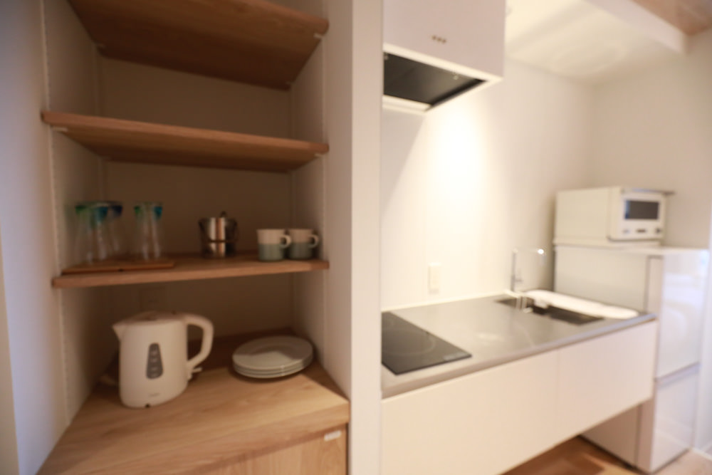 沖繩新飯店｜星野集團 BEB5 沖繩瀨良垣 Hoshino Resorts BEB5 Okinawa Seragaki。無邊際游泳池、青年公寓式旅館、房間內有小廚房