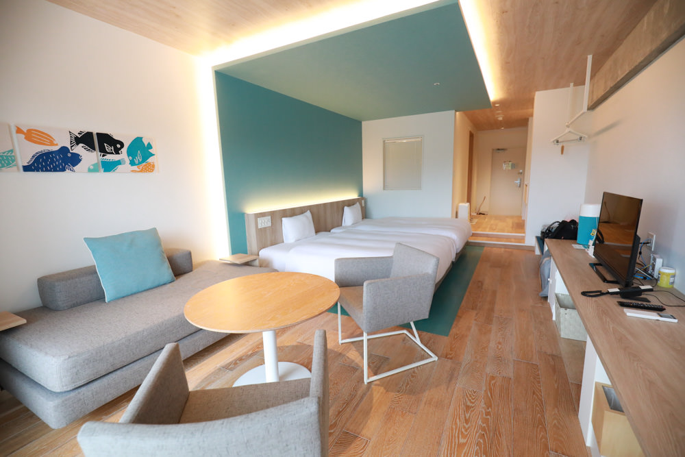 沖繩新飯店｜星野集團 BEB5 沖繩瀨良垣 Hoshino Resorts BEB5 Okinawa Seragaki。無邊際游泳池、青年公寓式旅館、房間內有小廚房