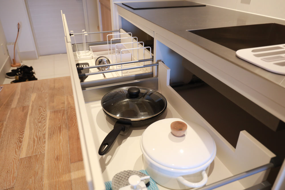 沖繩新飯店｜星野集團 BEB5 沖繩瀨良垣 Hoshino Resorts BEB5 Okinawa Seragaki。無邊際游泳池、青年公寓式旅館、房間內有小廚房