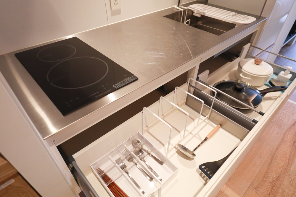 沖繩新飯店｜星野集團 BEB5 沖繩瀨良垣 Hoshino Resorts BEB5 Okinawa Seragaki。無邊際游泳池、青年公寓式旅館、房間內有小廚房