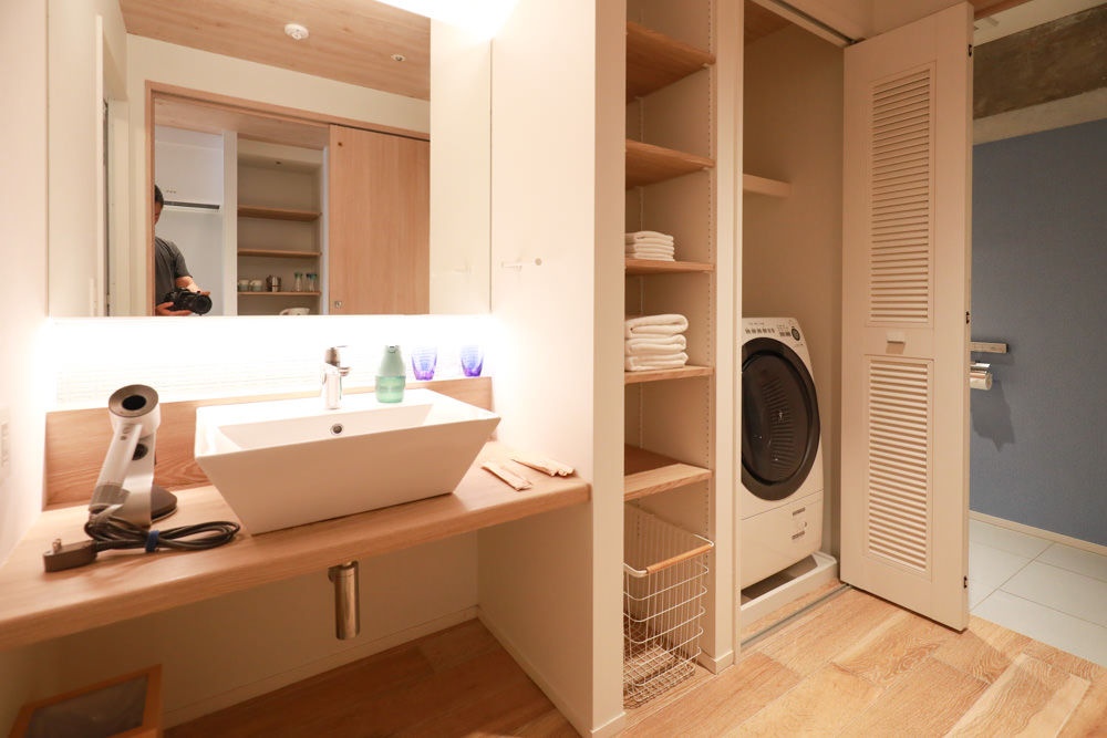 沖繩新飯店｜星野集團 BEB5 沖繩瀨良垣 Hoshino Resorts BEB5 Okinawa Seragaki。無邊際游泳池、青年公寓式旅館、房間內有小廚房