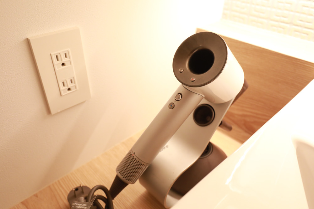 沖繩新飯店｜星野集團 BEB5 沖繩瀨良垣 Hoshino Resorts BEB5 Okinawa Seragaki。無邊際游泳池、青年公寓式旅館、房間內有小廚房