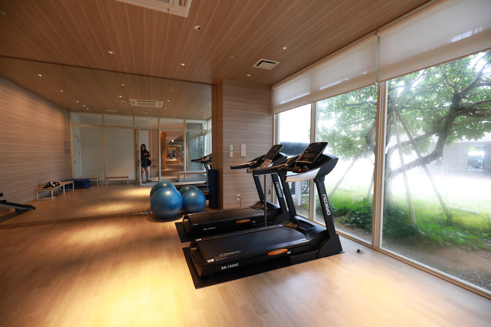 沖繩新飯店｜星野集團 BEB5 沖繩瀨良垣 Hoshino Resorts BEB5 Okinawa Seragaki。無邊際游泳池、青年公寓式旅館、房間內有小廚房