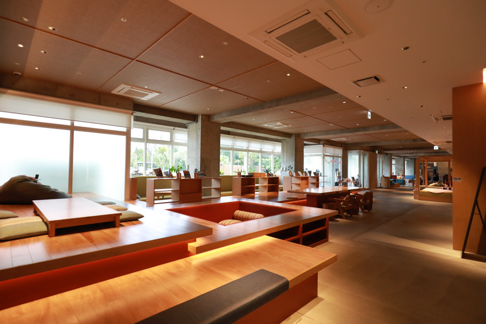 沖繩新飯店｜星野集團 BEB5 沖繩瀨良垣 Hoshino Resorts BEB5 Okinawa Seragaki。無邊際游泳池、青年公寓式旅館、房間內有小廚房