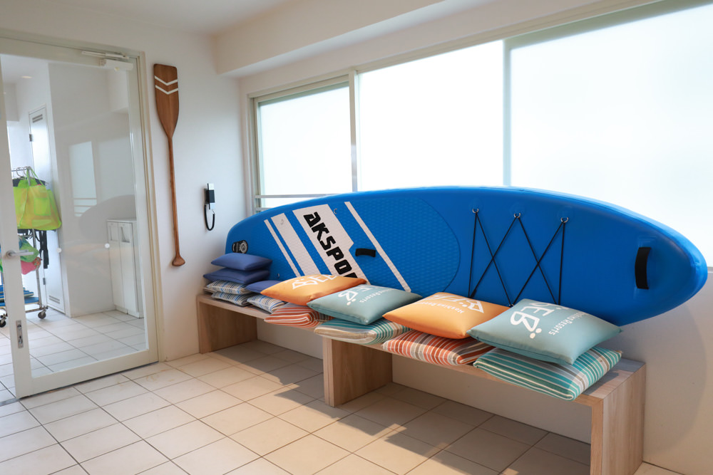 沖繩新飯店｜星野集團 BEB5 沖繩瀨良垣 Hoshino Resorts BEB5 Okinawa Seragaki。無邊際游泳池、青年公寓式旅館、房間內有小廚房