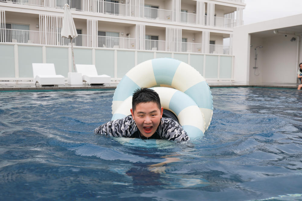 沖繩新飯店｜星野集團 BEB5 沖繩瀨良垣 Hoshino Resorts BEB5 Okinawa Seragaki。無邊際游泳池、青年公寓式旅館、房間內有小廚房