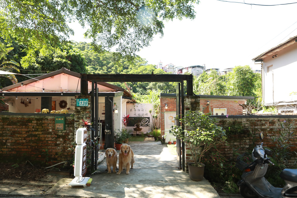新店安坑美食|波波咖啡 Bo Coffee Roaster(波豆商行)。寵物友善餐廳、隱藏山中的老宅咖啡廳 - 第2張圖 新店安坑美食|波波咖啡 Bo Coffee Roaster(波豆商行)。寵物友善餐廳、隱藏山中的老宅咖啡廳