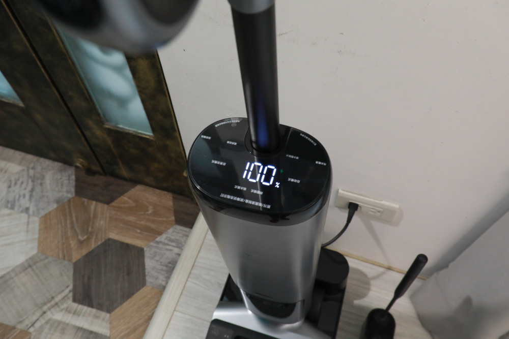 OSOTEK 順造H200黑豹無線吸拖一體洗地機。6合一吸塵/拖地/吸水/除菌/自動清潔/熱烘乾、全方位地板清潔、清潔打掃必備神器