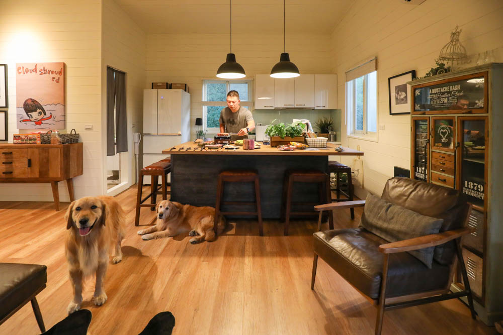 苗栗苑裡｜浩克森林小屋。寵物友善民宿、隱藏在森林中的秘境小木屋、好客八號穀倉小屋