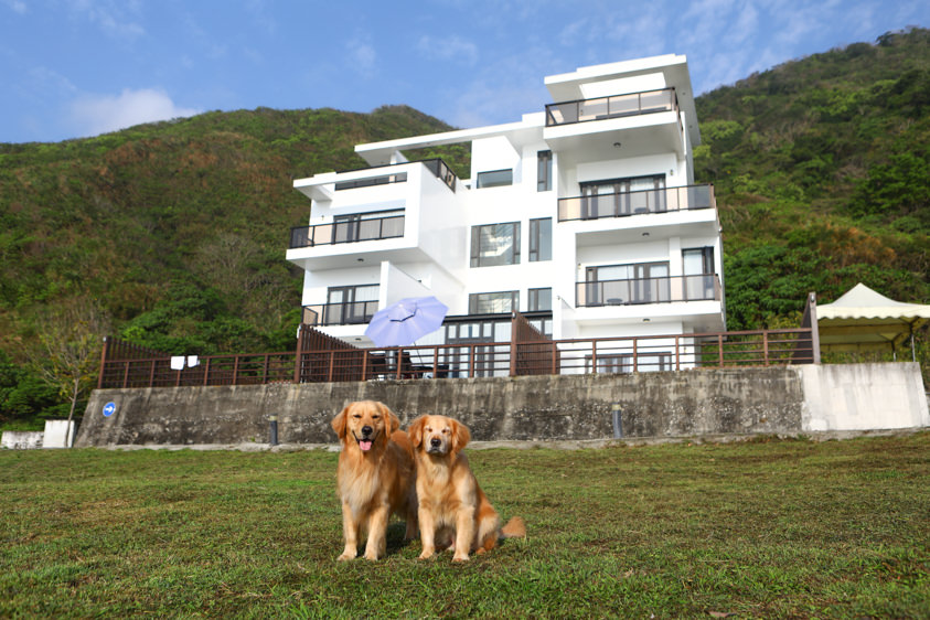 花蓮鹽寮海景民宿|海嵐行館。台11線上絕美純白寵物友善景觀民宿、綠草如茵大草皮 - 第2張圖 花蓮鹽寮海景民宿|海嵐行館。台11線上絕美純白寵物友善景觀民宿、綠草如茵大草皮