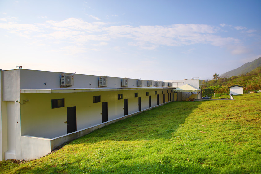 花蓮鹽寮海景民宿|海嵐行館。台11線上絕美純白寵物友善景觀民宿、綠草如茵大草皮 - 第11張圖 花蓮鹽寮海景民宿|海嵐行館。台11線上絕美純白寵物友善景觀民宿、綠草如茵大草皮