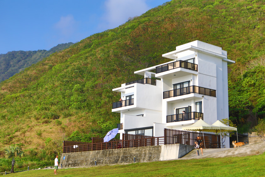 花蓮鹽寮海景民宿|海嵐行館。台11線上絕美純白寵物友善景觀民宿、綠草如茵大草皮 - 第8張圖 花蓮鹽寮海景民宿|海嵐行館。台11線上絕美純白寵物友善景觀民宿、綠草如茵大草皮